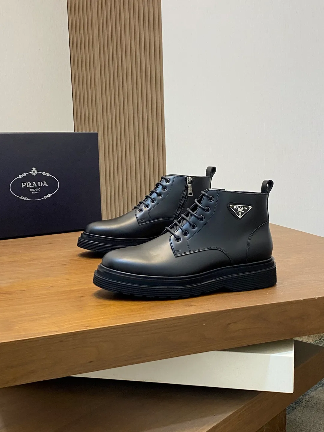 Men's men's shoes💰900 Prada/Prada Thick-soled formal wear shipped, same style at the counter, top-quality goods produced in Dongguan, those who know the goods should hurry up and start! New men's casual leather shoes, imported calfskin, shiny and translucent leather, uniform leather holes, fine texture, splicing and sewing technology, soft, comfortable and wrinkle-free, elegant Derby shoe shape, thickened and heavy-duty made, high-quality products that kill all currencies in the market, standard gold-label cowhide feet, calfskin lining, thickened rubber sole, durable and wear-resistant, ultra-light material, extremely comfortable for the upper foot, smooth surface, splicing lines, two styles to choose from, complete packaging! Size: 39-40-41-42-43-44 (45 customized) leather shoes